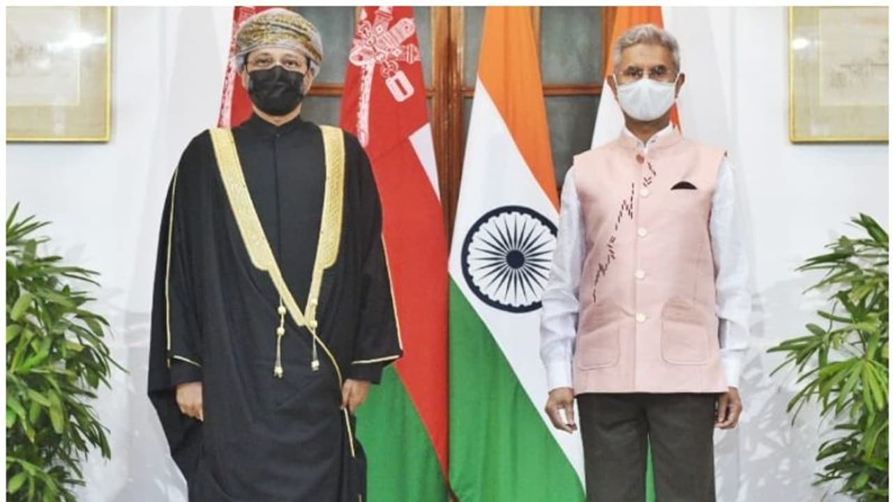 ഒമാന് വിദേശകാര്യ മന്ത്രി ഇന്ത്യയിലെത്തി; ഇരു രാജ്യങ്ങളും ധാരണാപത്രത്തില് ഒപ്പുവെച്ചു ഒമാന് വിദേശകാര്യ മന്ത്രി ഇന്ത്യയിലെത്തി; ഇരു രാജ്യങ്ങളും ധാരണാപത്രത്തില് ഒപ്പുവെച്ചു