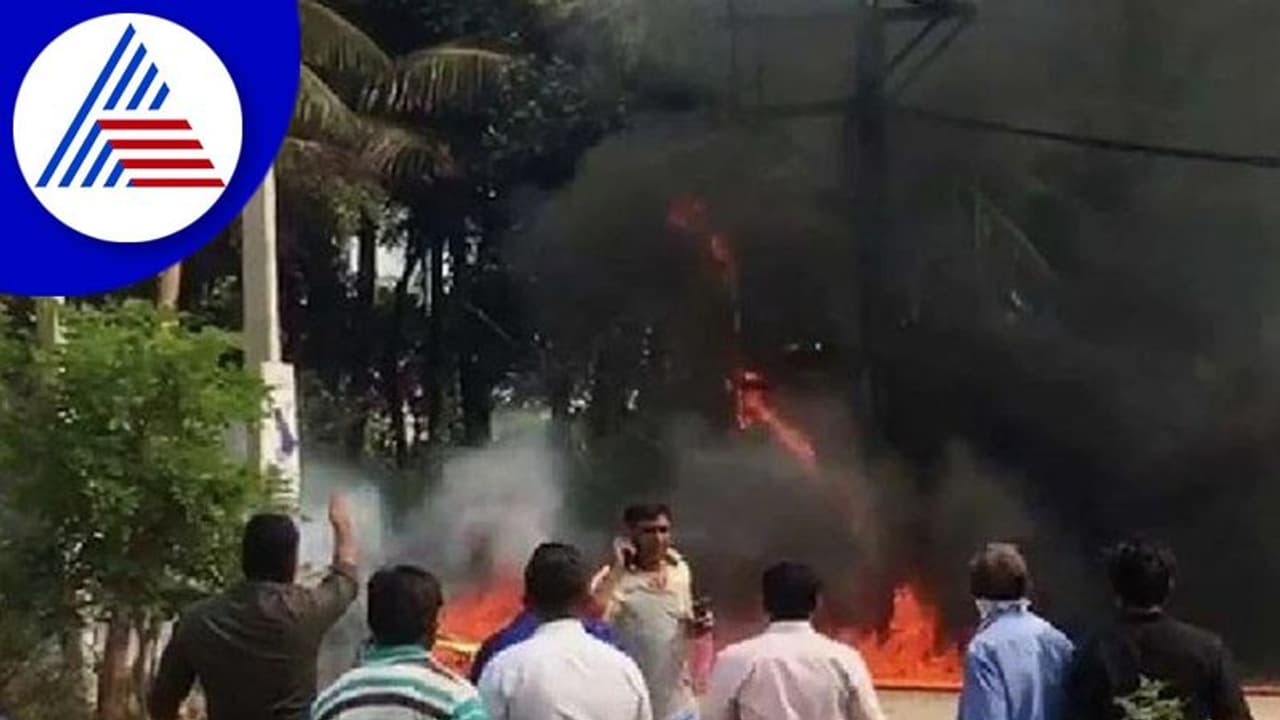 Transformer Explodes: ವಿದ್ಯುತ್ ಟ್ರಾನ್ಸ್ಫಾರ್ಮರ್ ಸ್ಫೋಟಕ್ಕೆ ತಂದೆ ಬಲಿ! Transformer Explodes: ವಿದ್ಯುತ್ ಟ್ರಾನ್ಸ್ಫಾರ್ಮರ್ ಸ್ಫೋಟಕ್ಕೆ ತಂದೆ ಬಲಿ!