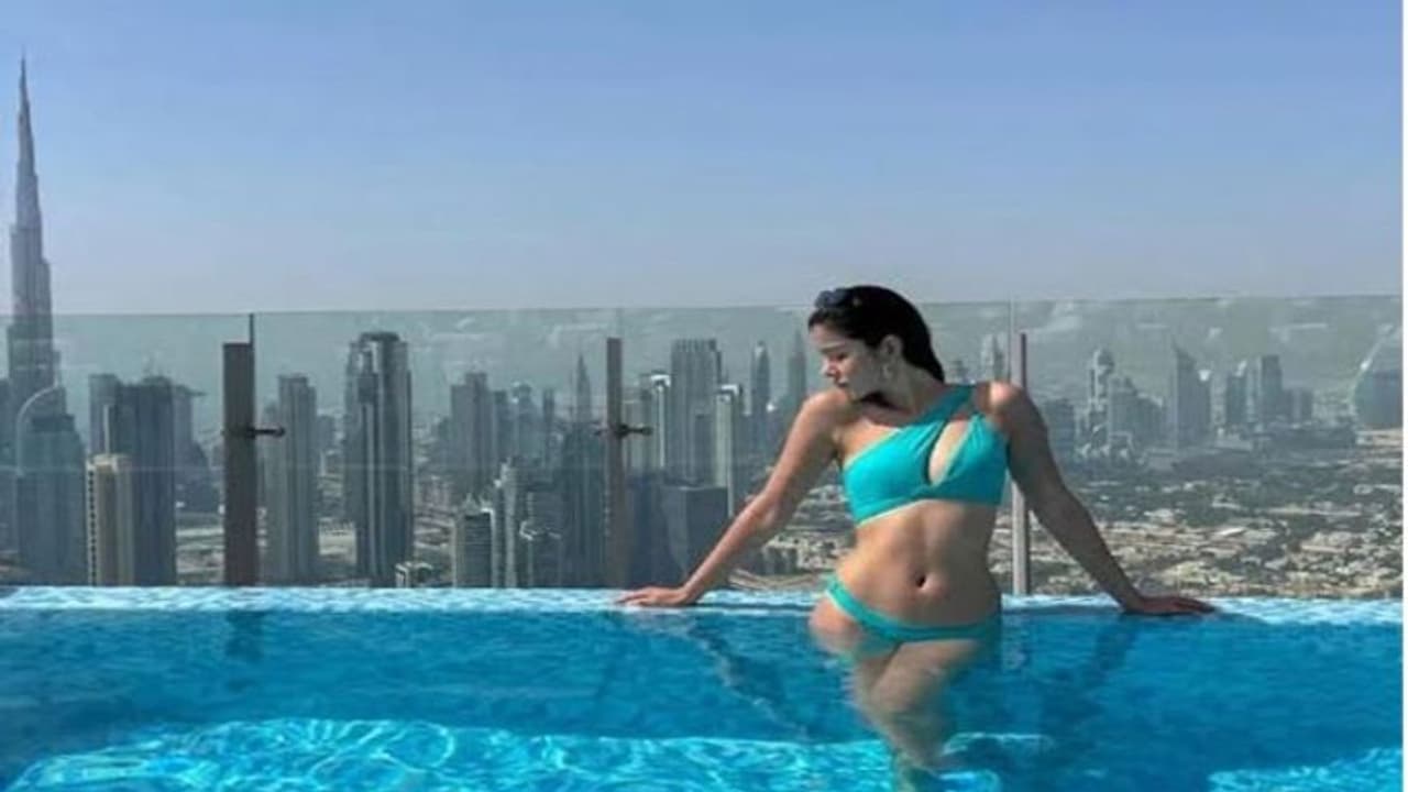 వైరల్ ఫొటో: బికినీ తో పాప ట్రీట్,కుర్రాళ్ల కామెంట్స్ పోటు