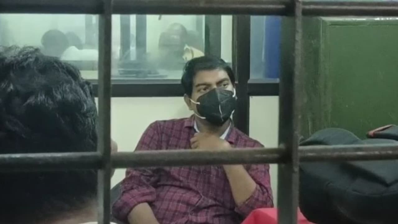 ഹോം സ്റ്റേ ലൈസൻസ് പുതുക്കാന് കൈക്കൂലി; പഞ്ചായത്ത് സെക്ഷൻ ക്ലർക്ക് പിടിയിൽ ഹോം സ്റ്റേ ലൈസൻസ് പുതുക്കാന് കൈക്കൂലി; പഞ്ചായത്ത് സെക്ഷൻ ക്ലർക്ക് പിടിയിൽ