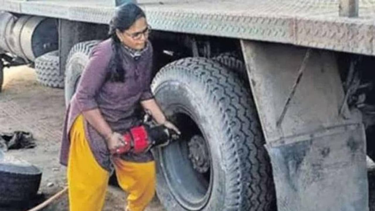 തെലങ്കാനയിലെ ആദ്യ സ്ത്രീ മെക്കാനിക്ക്, ആദിലക്ഷ്മിക്ക് ഇതൊക്കെ നിസ്സാരം...