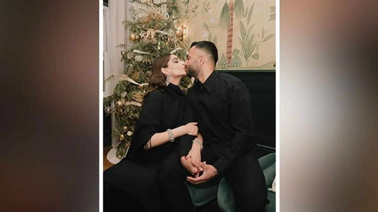 লন্ডনে অ্যাডেলের কনসার্টে স্বামী আনন্দ আহুজার সঙ্গে স্বপ্নের সময় কাটালেন হবু মা সোনম লন্ডনে অ্যাডেলের কনসার্টে স্বামী আনন্দ আহুজার সঙ্গে স্বপ্নের সময় কাটালেন হবু মা সোনম