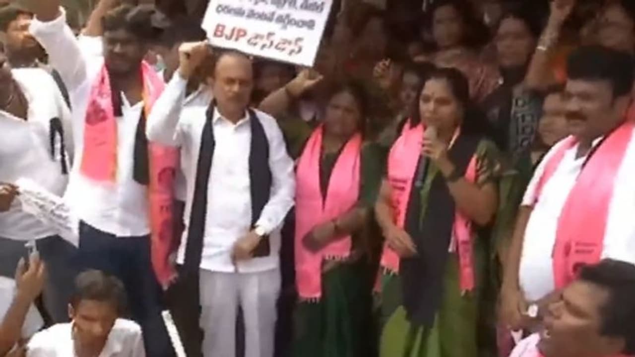 పెట్రోల్, డీజిల్, గ్యాస్ ధరలపై టీఆర్ఎస్ ధర్నా.. మోదీని ఇంటికి పంపించే రోజులు దగ్గరపడ్డాయన్న తలసాని పెట్రోల్, డీజిల్, గ్యాస్ ధరలపై టీఆర్ఎస్ ధర్నా.. మోదీని ఇంటికి పంపించే రోజులు దగ్గరపడ్డాయన్న తలసాని