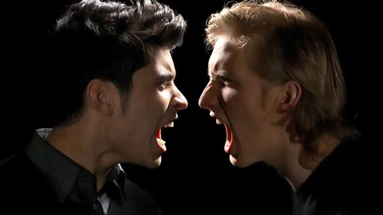 एक दोस्त ने दूसरे को थप्पड़ मारा फिर जान भी बचाई “पहली घटना उसने रेत पर लिखी और दूसरी पत्थर पर…ऐसा क्यों? 