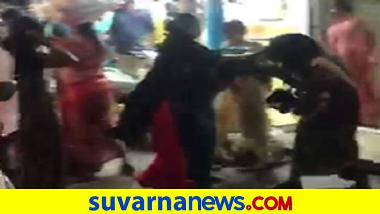 Belagavi: ಕುಡಿದ ಮತ್ತಿನಲ್ಲಿ ಮಹಿಳೆಯರ ಕಿತ್ತಾಟ: ವೇಶ್ಯಾವಾಟಿಕೆಗಾಗಿ ಕಿತ್ತಾಡಿಕೊಂಡ್ರಾ ನಾರಿಮಣಿಯರು? Belagavi: ಕುಡಿದ ಮತ್ತಿನಲ್ಲಿ ಮಹಿಳೆಯರ ಕಿತ್ತಾಟ: ವೇಶ್ಯಾವಾಟಿಕೆಗಾಗಿ ಕಿತ್ತಾಡಿಕೊಂಡ್ರಾ ನಾರಿಮಣಿಯರು?