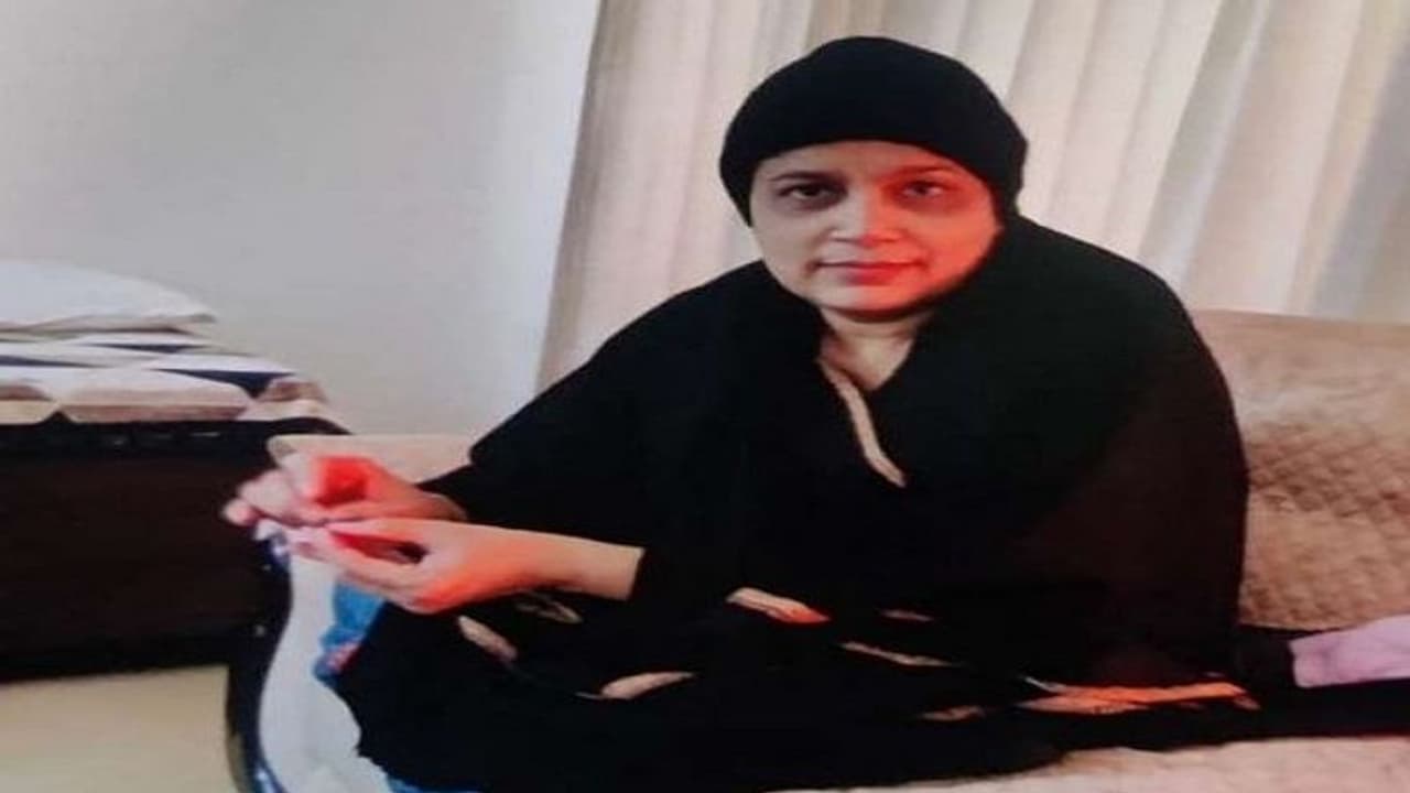 मेरठ में डीन पर हमले के बाद गिरफ्तारी से बचने की कोशिश में लगी प्रो. आरती, चला ये नया दांव मेरठ में डीन पर हमले के बाद गिरफ्तारी से बचने की कोशिश में लगी प्रो. आरती, चला ये नया दांव