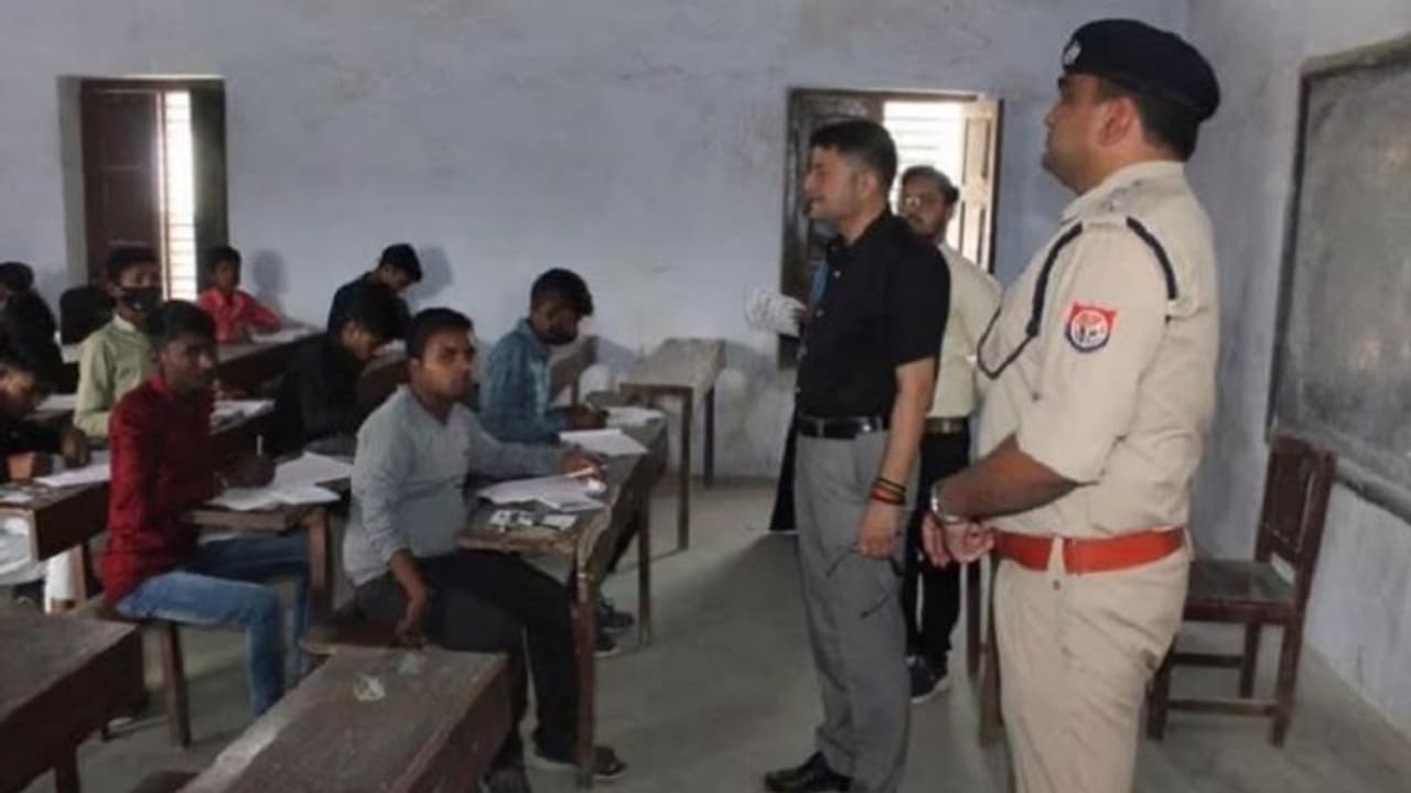 आजमगढ़ में बोर्ड परीक्षा के दौरान स्कूल प्रबंधक के पुत्र व चालक के पास से मोबाइल हुआ बरामद, FIR के दिए निर्देश आजमगढ़ में बोर्ड परीक्षा के दौरान स्कूल प्रबंधक के पुत्र व चालक के पास से मोबाइल हुआ बरामद, FIR के दिए निर्देश