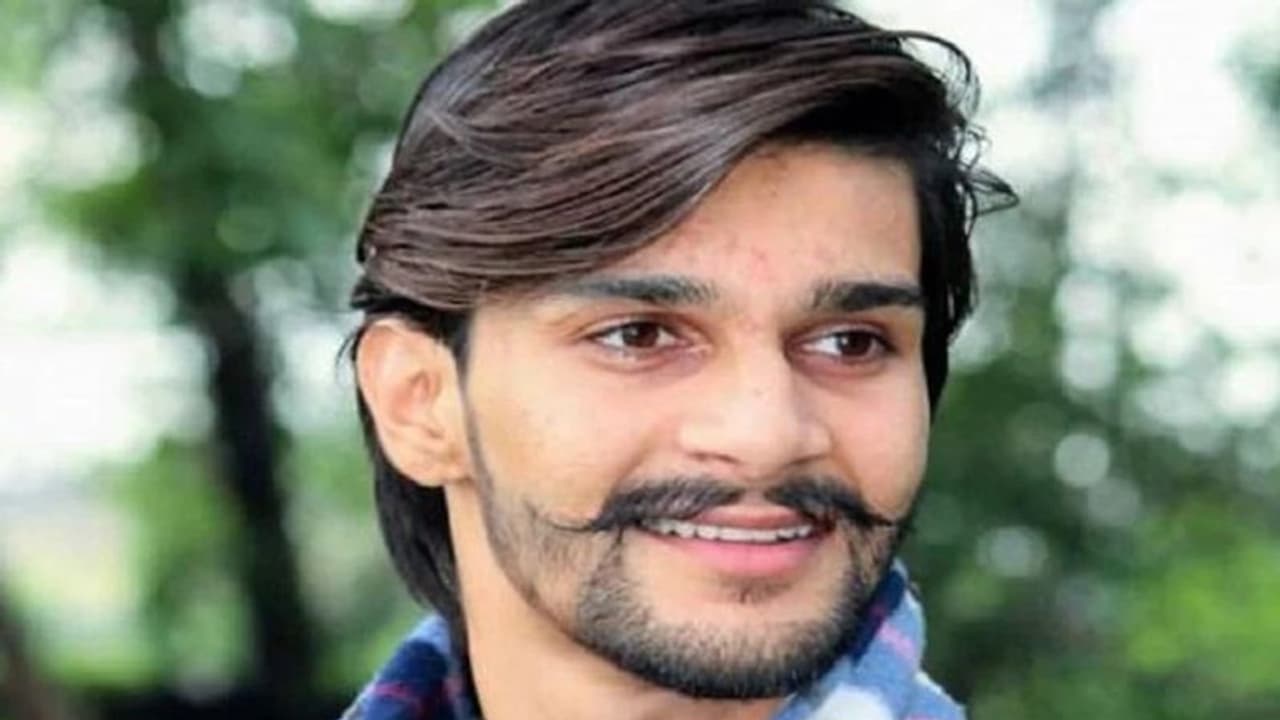 इंदौर में BJP नेता के बेटे की दिनदहाड़े की हत्या, जरा सी बात पर चले लाठी डंडे और चाकू..धूल से खून तक का मामला इंदौर में BJP नेता के बेटे की दिनदहाड़े की हत्या, जरा सी बात पर चले लाठी डंडे और चाकू..धूल से खून तक का मामला