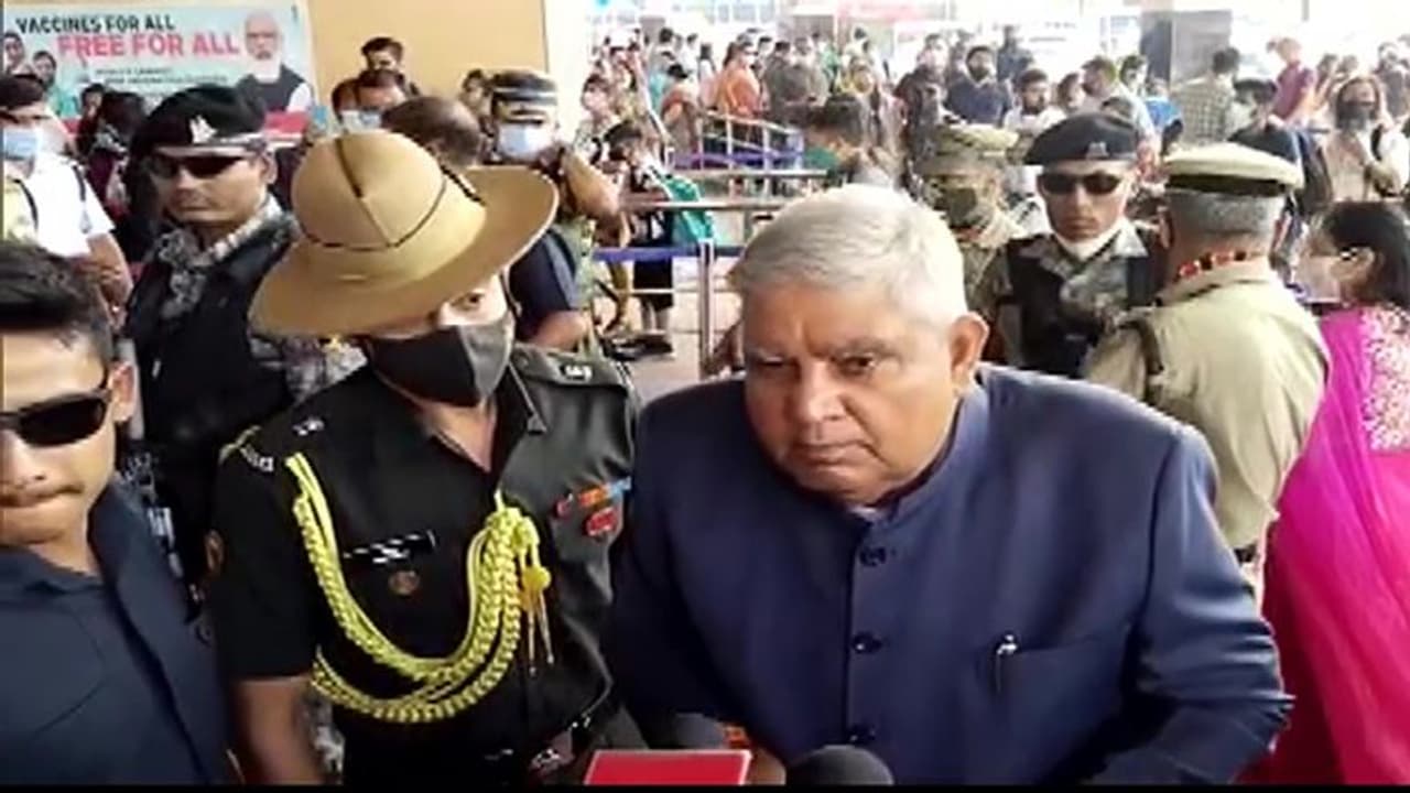 पश्चिम बंगाल में अब गवर्नर बनाम अभिषेक बनर्जी: मुख्यमंत्री के भतीजा को न्यायपालिका पर बयान देना भारी न पड़ जाए पश्चिम बंगाल में अब गवर्नर बनाम अभिषेक बनर्जी: मुख्यमंत्री के भतीजा को न्यायपालिका पर बयान देना भारी न पड़ जाए