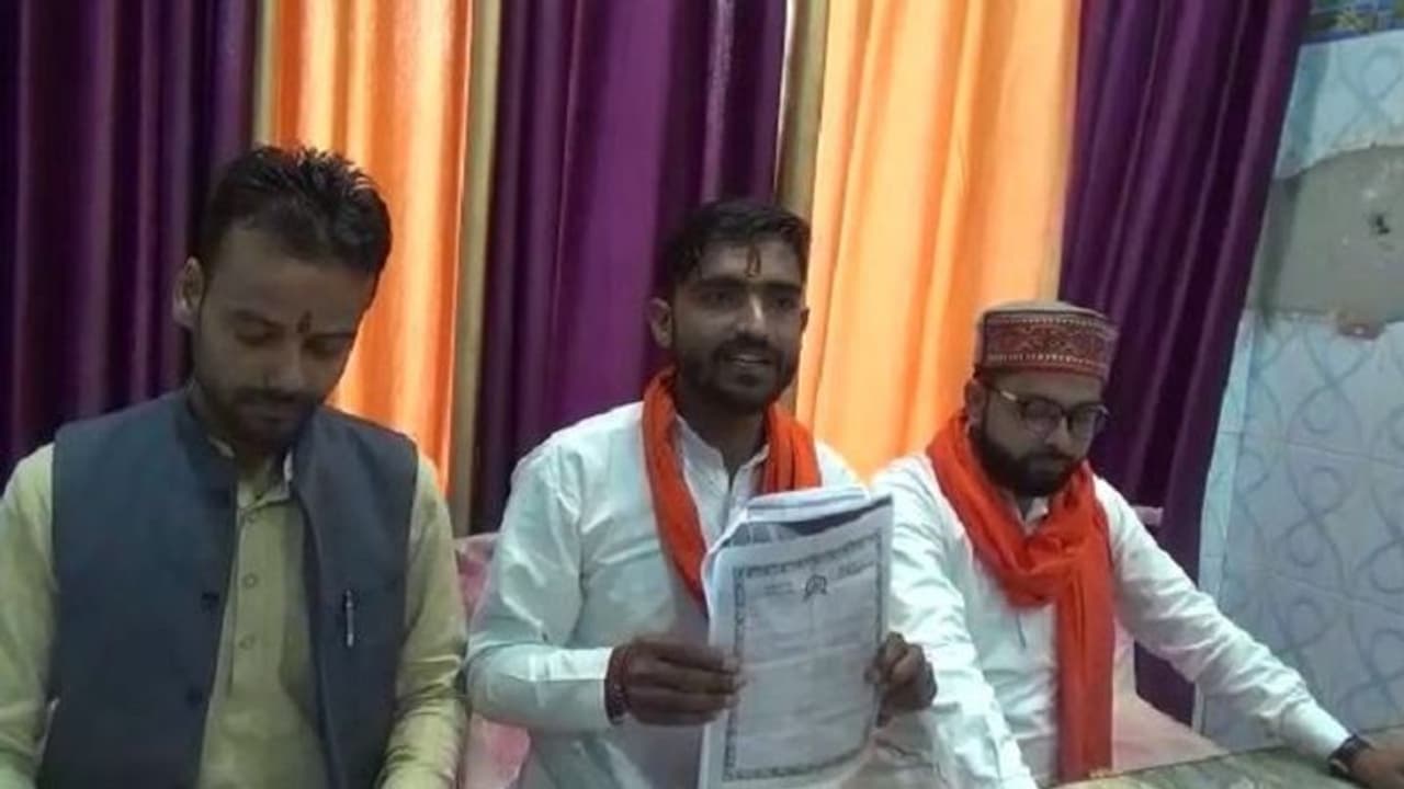 शामली में चेयरमैन पर लगा लव जिहाद को बढ़ावा देने का आरोप, पीड़ित सभासद ने जान को बताया खतरा शामली में चेयरमैन पर लगा लव जिहाद को बढ़ावा देने का आरोप, पीड़ित सभासद ने जान को बताया खतरा