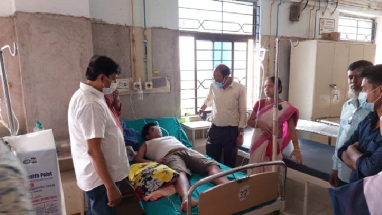 বুকে পিঠে এলোপাথাড়ি ঘুষি শিক্ষকের, আশঙ্কাজনক অবস্থায় হাসপাতালে ষষ্ঠ শ্রেণীর ছাত্র বুকে পিঠে এলোপাথাড়ি ঘুষি শিক্ষকের, আশঙ্কাজনক অবস্থায় হাসপাতালে ষষ্ঠ শ্রেণীর ছাত্র