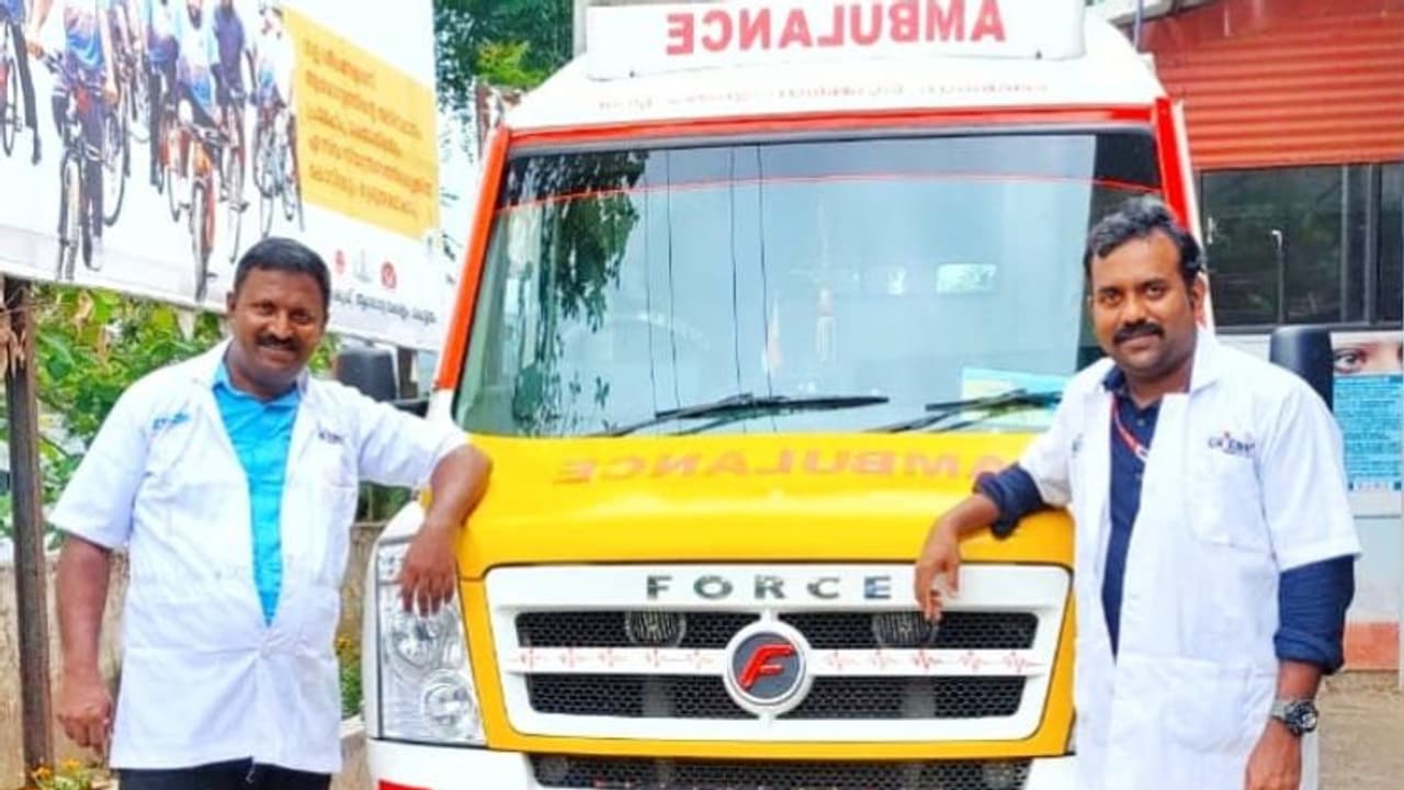 സഹായിക്കണം, ആശുപത്രിയിലേക്ക് ഓടിയെത്തി അതിഥി തൊഴിലാളി: രക്ഷകരായി ആംബുലൻസ് ജീവനക്കാർ സഹായിക്കണം, ആശുപത്രിയിലേക്ക് ഓടിയെത്തി അതിഥി തൊഴിലാളി: രക്ഷകരായി ആംബുലൻസ് ജീവനക്കാർ