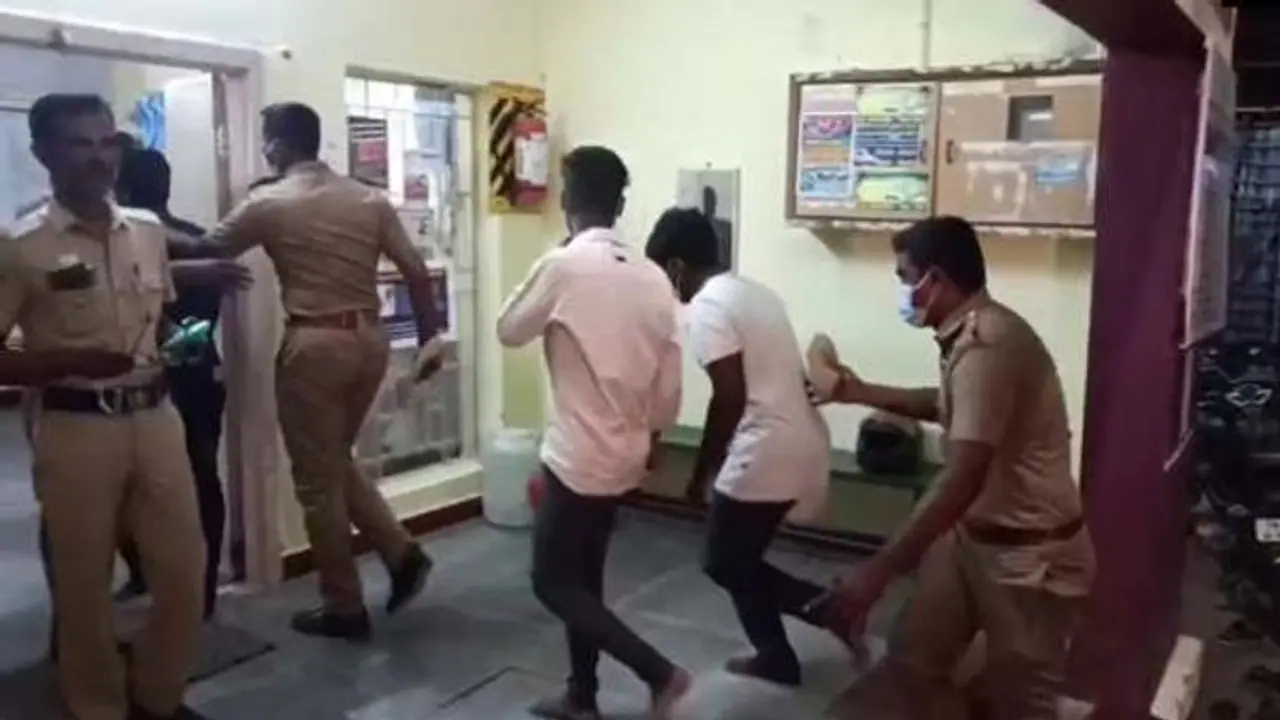 பரபரப்பு.. ! தமிழகத்தையே உலுக்கிய விருதுநகர் பாலியல் வன்கொடுமை.. கைதானவருக்கு ஜாமீன்.. நீதிபதி உத்தரவு.. பரபரப்பு.. ! தமிழகத்தையே உலுக்கிய விருதுநகர் பாலியல் வன்கொடுமை.. கைதானவருக்கு ஜாமீன்.. நீதிபதி உத்தரவு..