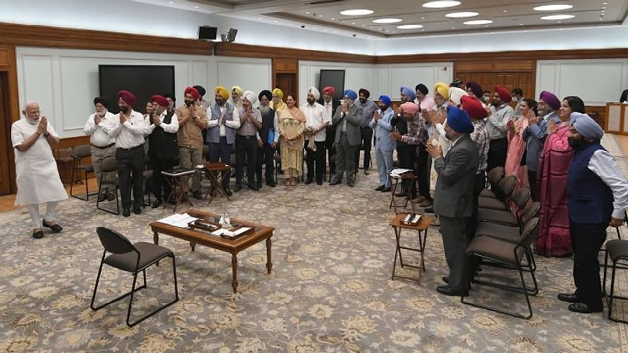 मोदी से मिलकर सिख समुदाय ने कहा कौम धर्म जरूरी लेकिन PM की नजर में यूनिटी देश के लिए उससे ज्यादा जरूरी मोदी से मिलकर सिख समुदाय ने कहा कौम धर्म जरूरी लेकिन PM की नजर में यूनिटी देश के लिए उससे ज्यादा जरूरी