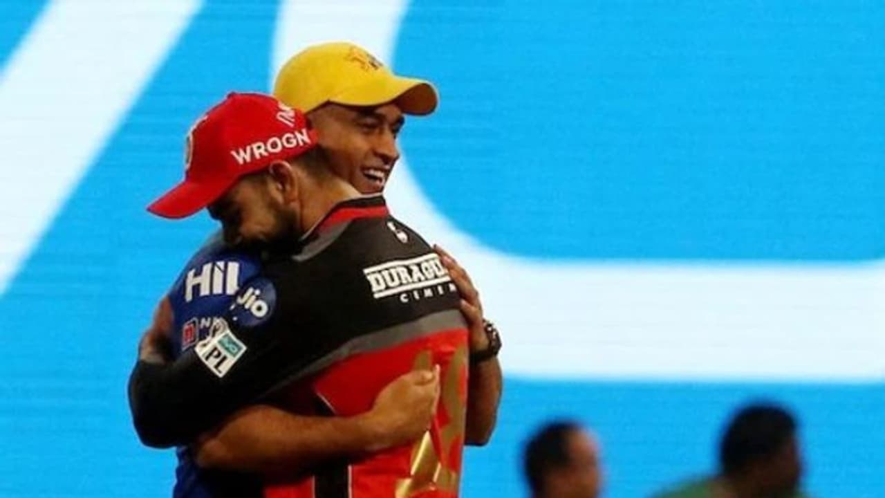 IPL 2022: ക്യാപ്റ്റന് സ്ഥാനത്തുനിന്ന് പടിയിറക്കം; ധോണിയെ ആഘോഷമാക്കി കോലിയുടെ പ്രതികരണം IPL 2022: ക്യാപ്റ്റന് സ്ഥാനത്തുനിന്ന് പടിയിറക്കം; ധോണിയെ ആഘോഷമാക്കി കോലിയുടെ പ്രതികരണം