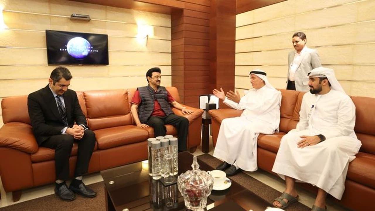 சர்வதேச கண்காட்சியில் பங்கேற்க துபாய் சென்றடைந்த மு.க.ஸ்டாலின்.. அரசு மரியாதையுடன் வரவேற்ற அதிகாரிகள்.. சர்வதேச கண்காட்சியில் பங்கேற்க துபாய் சென்றடைந்த மு.க.ஸ்டாலின்.. அரசு மரியாதையுடன் வரவேற்ற அதிகாரிகள்..