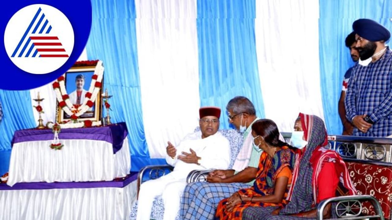 Ukraine ಯುದ್ಧದಲ್ಲಿ ಮೃತನಾದ ನವೀನ್ ಮನೆಗೆ ರಾಜ್ಯಪಾಲರ ಭೇಟಿ, ಸಾಂತ್ವನ Ukraine ಯುದ್ಧದಲ್ಲಿ ಮೃತನಾದ ನವೀನ್ ಮನೆಗೆ ರಾಜ್ಯಪಾಲರ ಭೇಟಿ, ಸಾಂತ್ವನ