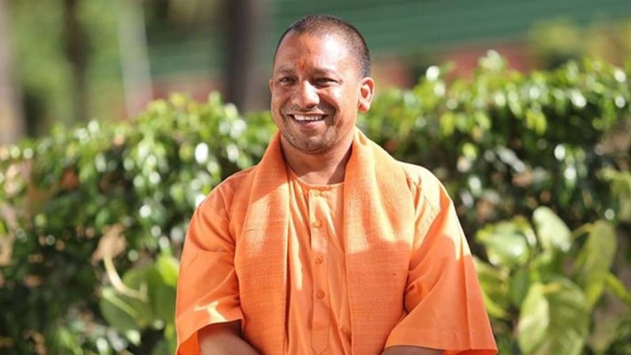 यूपी बोर्ड के टॉप टेन मेधावियों से सीएम योगी ने आवास पर की मुलाकात यूपी बोर्ड के टॉप टेन मेधावियों से सीएम योगी ने आवास पर की मुलाकात