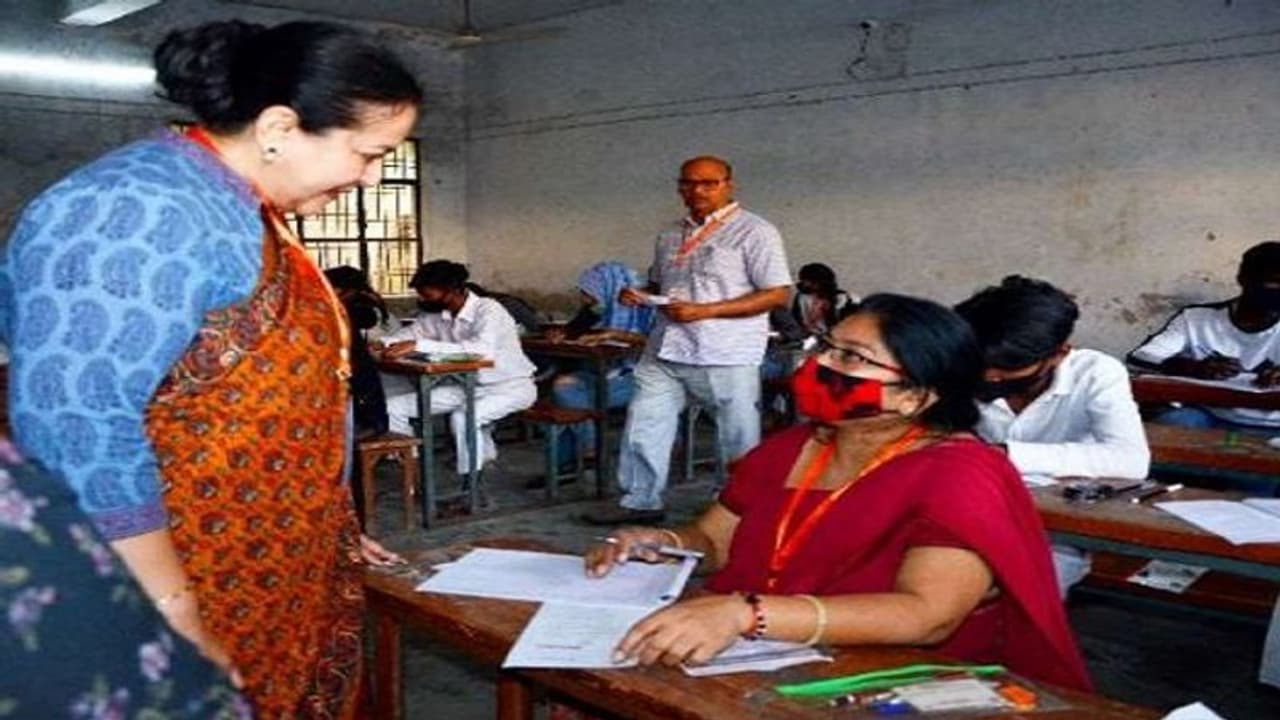 केंद्र व्यवस्थापकों को दिए निर्देश, अब यूपी बोर्ड परीक्षा में परीक्षार्थियों के नहीं उतरवाए जाएंगे जूते मोजे केंद्र व्यवस्थापकों को दिए निर्देश, अब यूपी बोर्ड परीक्षा में परीक्षार्थियों के नहीं उतरवाए जाएंगे जूते मोजे