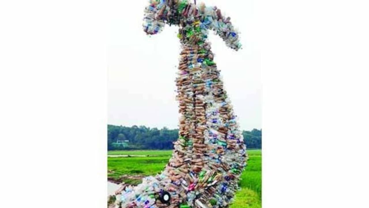 തോട്ടിലെ പ്ലാസ്റ്റിക് കുപ്പികൾ പെറുക്കി പാടശേഖരത്ത് മത്സ്യരൂപം തീര്ത്ത് യുവാവ് തോട്ടിലെ പ്ലാസ്റ്റിക് കുപ്പികൾ പെറുക്കി പാടശേഖരത്ത് മത്സ്യരൂപം തീര്ത്ത് യുവാവ്