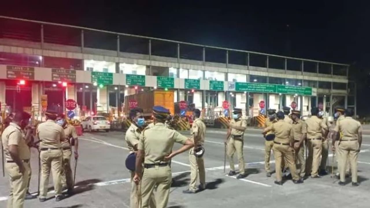 നൂറ് കണക്കിന് വാഹനങ്ങൾ നിർത്തിയിട്ട് പ്രതിഷേധം, പന്നിയങ്കര ടോൾ പിരിവ് സ്തംഭിച്ചു നൂറ് കണക്കിന് വാഹനങ്ങൾ നിർത്തിയിട്ട് പ്രതിഷേധം, പന്നിയങ്കര ടോൾ പിരിവ് സ്തംഭിച്ചു