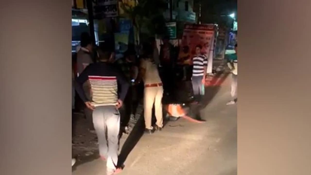 മദ്യപിച്ച് ബഹളമുണ്ടാക്കിയ യുവതിയെ നിലത്തിട്ട് ചവിട്ടി ഡ്രൈവർമാർ; നോക്കി നിന്ന് പൊലീസ് മദ്യപിച്ച് ബഹളമുണ്ടാക്കിയ യുവതിയെ നിലത്തിട്ട് ചവിട്ടി ഡ്രൈവർമാർ; നോക്കി നിന്ന് പൊലീസ്