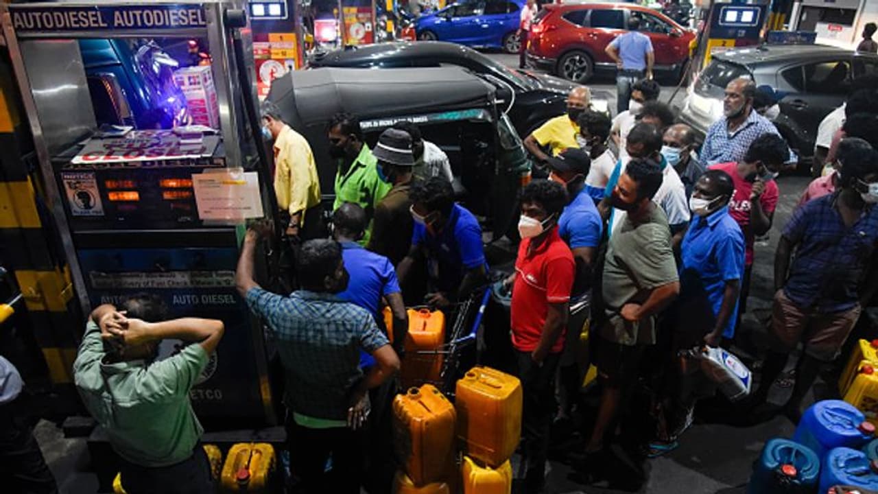 sri lanka economic crisis: இந்தியாவிடம் 100 கோடி டாலருக்கு அத்தியாவசிய உணவுப் பொருட்களை கடனாக கேட்கும் இலங்கை