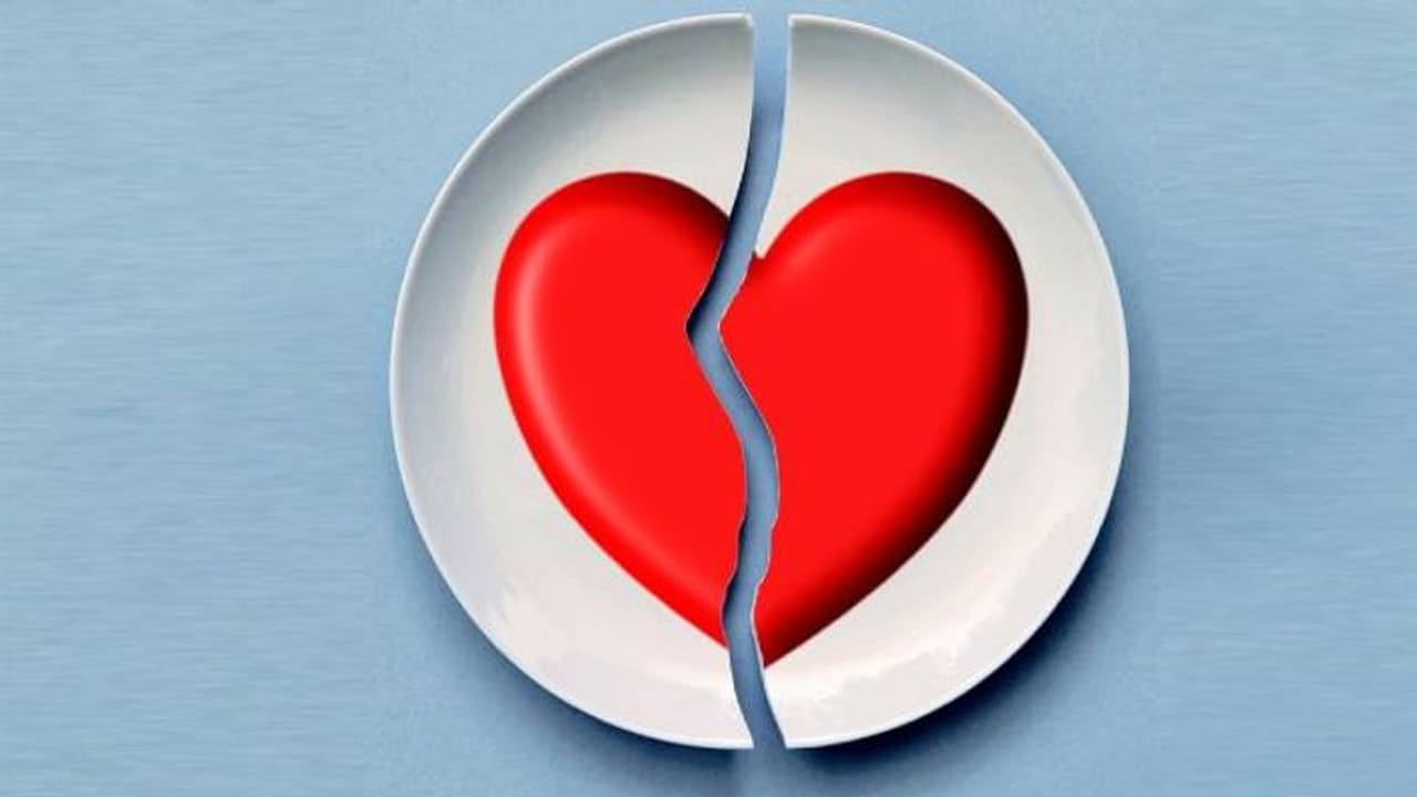 ডিভোর্সের পর ভেঙে পড়েছেন? মন ভালো রাখতে এগুলি করুন ডিভোর্সের পর ভেঙে পড়েছেন? মন ভালো রাখতে এগুলি করুন