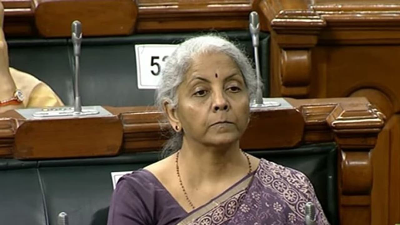 জ্বালানি তেলের দাম কমাতে বড় ঘোষণা নির্মলার, রাজ্যগুলিকেও মধ্যবিত্তকে স্বস্তি দিতে আর্জি 