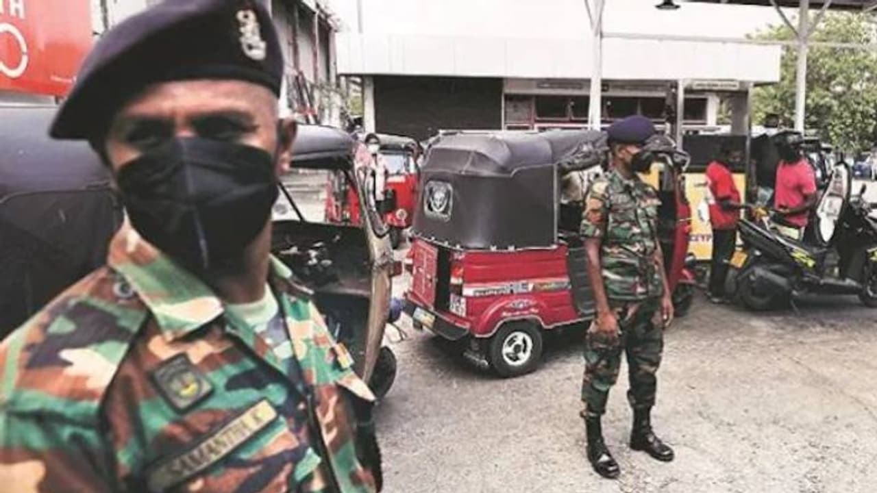 தினமும் அடிதடி, உயிரிழப்பு ராணுவ பாதுகாப்புடன் எரிபொருள் விற்பனை செய்யும் இலங்கை..! தினமும் அடிதடி, உயிரிழப்பு ராணுவ பாதுகாப்புடன் எரிபொருள் விற்பனை செய்யும் இலங்கை..!