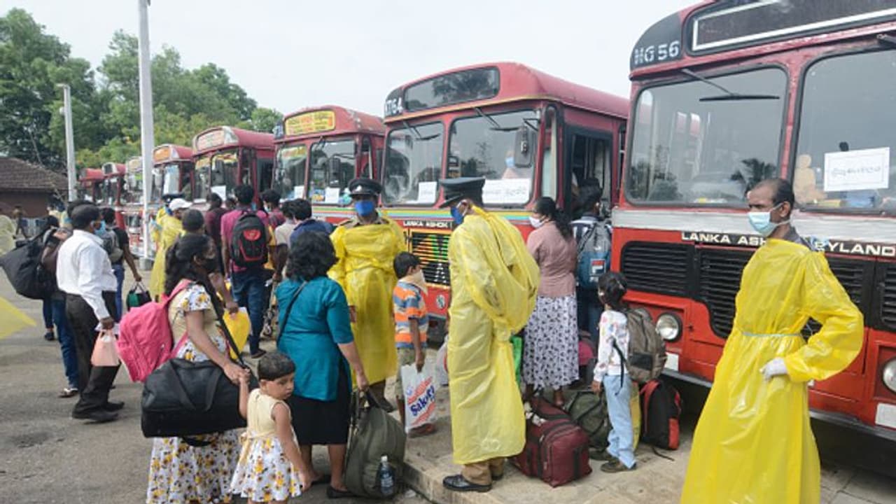 sri lanka crisis: நெருக்கடிக்கு மத்தியில் முழு ஊரடங்கு.. அடுத்தடுத்த சிக்கல்களில் சிக்கித் தவிக்கும் இலங்கை! sri lanka crisis: நெருக்கடிக்கு மத்தியில் முழு ஊரடங்கு.. அடுத்தடுத்த சிக்கல்களில் சிக்கித் தவிக்கும் இலங்கை!