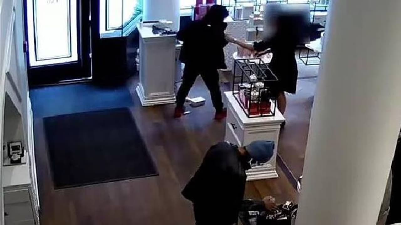 പട്ടാപ്പകൽ മുഖംമൂടി ധരിച്ച് കവർച്ചയ്ക്കെത്തി, കൊള്ളസംഘത്തെ ധീരയായി നേരിടാൻ ശ്രമിച്ച് സ്ത്രീ പട്ടാപ്പകൽ മുഖംമൂടി ധരിച്ച് കവർച്ചയ്ക്കെത്തി, കൊള്ളസംഘത്തെ ധീരയായി നേരിടാൻ ശ്രമിച്ച് സ്ത്രീ