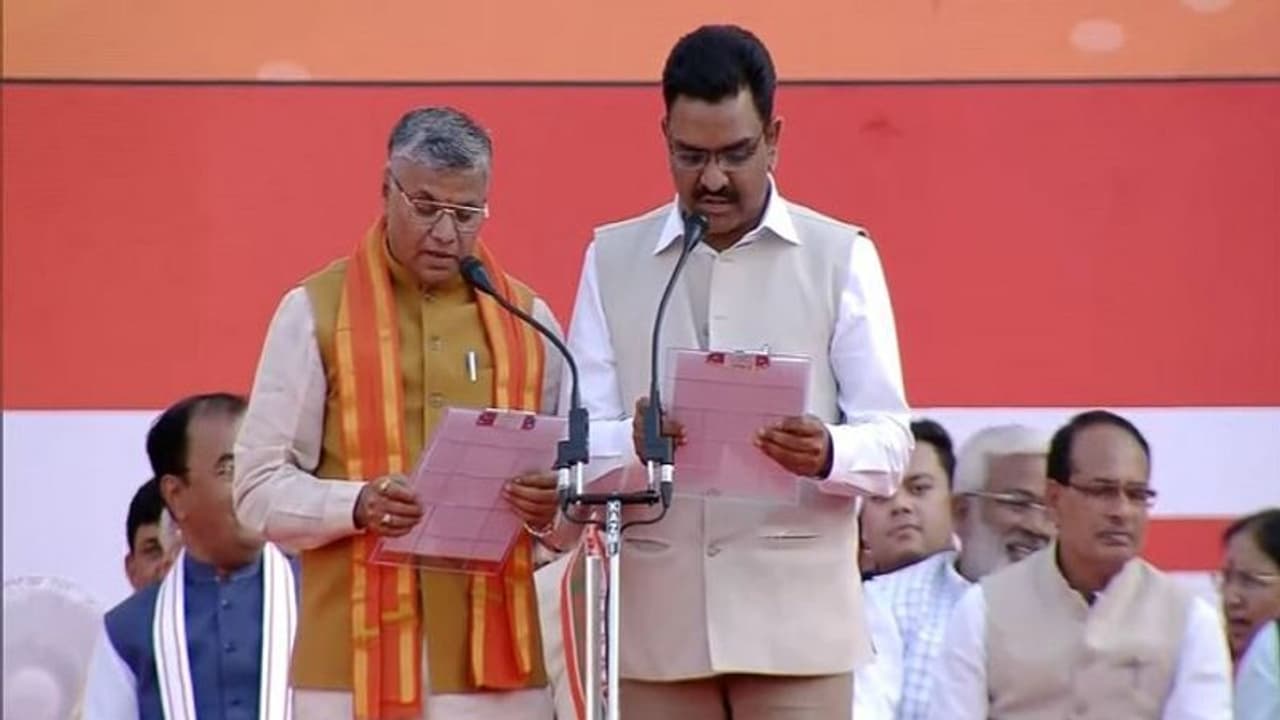 खाकी छोड़कर चुनाव से ठीक पहले खादी पहनने का बनाया मन, जीत के बाद राज्यमंत्री बने असीम अरुण का ऐसा रहा है सफर खाकी छोड़कर चुनाव से ठीक पहले खादी पहनने का बनाया मन, जीत के बाद राज्यमंत्री बने असीम अरुण का ऐसा रहा है सफर