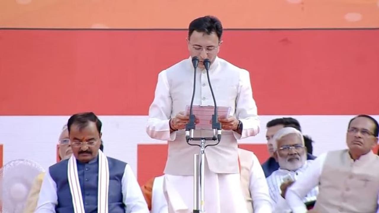 योगी सरकार 2.0 में जितिन प्रसाद ने ली मंत्री पद की शपथ, जानिए कैसा रहा है अब तक का सफर योगी सरकार 2.0 में जितिन प्रसाद ने ली मंत्री पद की शपथ, जानिए कैसा रहा है अब तक का सफर