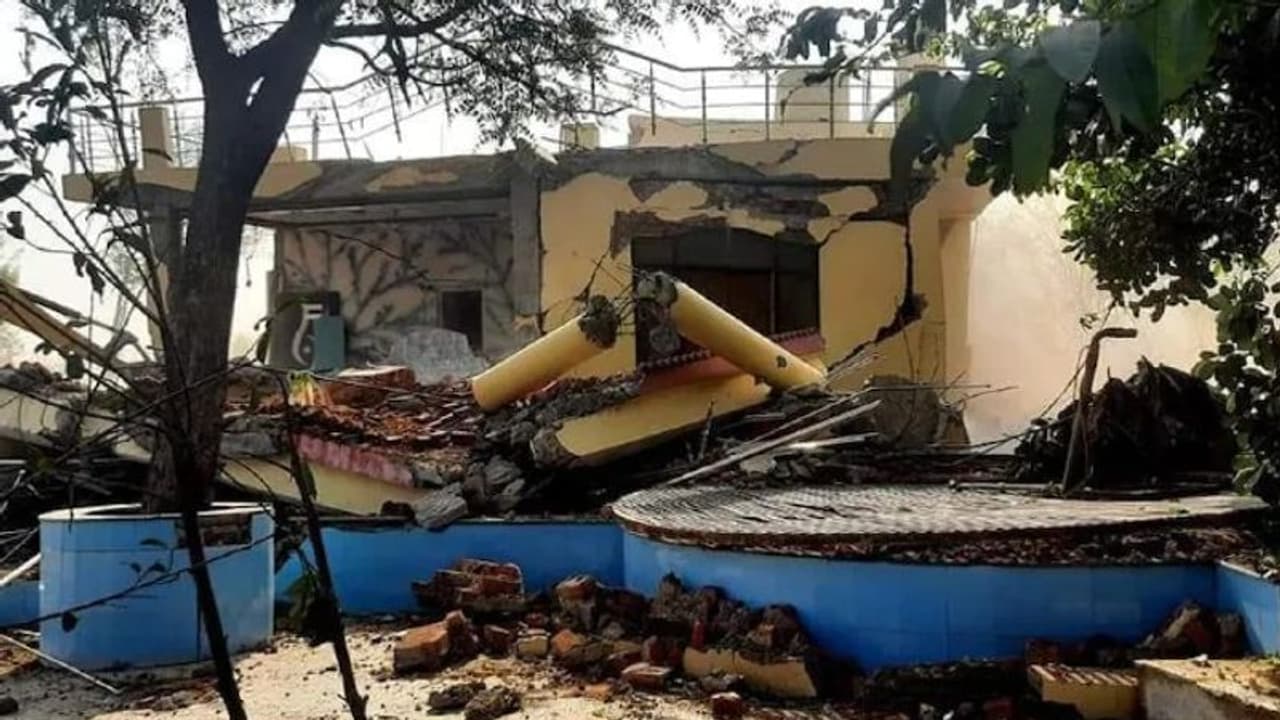 CM योगी के बाद MP में शिवराज का चल रहा बुलडोजर, एक ही झटके में डेढ़ करोड़ के आलीशान बंगले को किया धवस्त CM योगी के बाद MP में शिवराज का चल रहा बुलडोजर, एक ही झटके में डेढ़ करोड़ के आलीशान बंगले को किया धवस्त