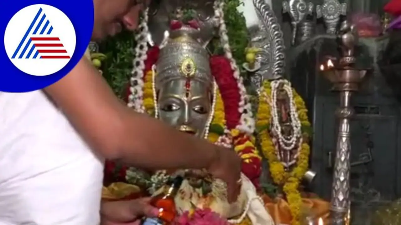 Bagalkote: ರಂಗನಾಥ ಸ್ವಾಮಿಗೆ ಇಲ್ಲಿ ಸಾರಾಯಿ ನೈವೇದ್ಯ: ಮದ್ಯ ನೈವೇದ್ಯ ಸಲ್ಲಿಸಿ ಕೃತಾರ್ಥರಾಗ್ತಾರೆ ಭಕ್ತವೃಂದ Bagalkote: ರಂಗನಾಥ ಸ್ವಾಮಿಗೆ ಇಲ್ಲಿ ಸಾರಾಯಿ ನೈವೇದ್ಯ: ಮದ್ಯ ನೈವೇದ್ಯ ಸಲ್ಲಿಸಿ ಕೃತಾರ್ಥರಾಗ್ತಾರೆ ಭಕ್ತವೃಂದ