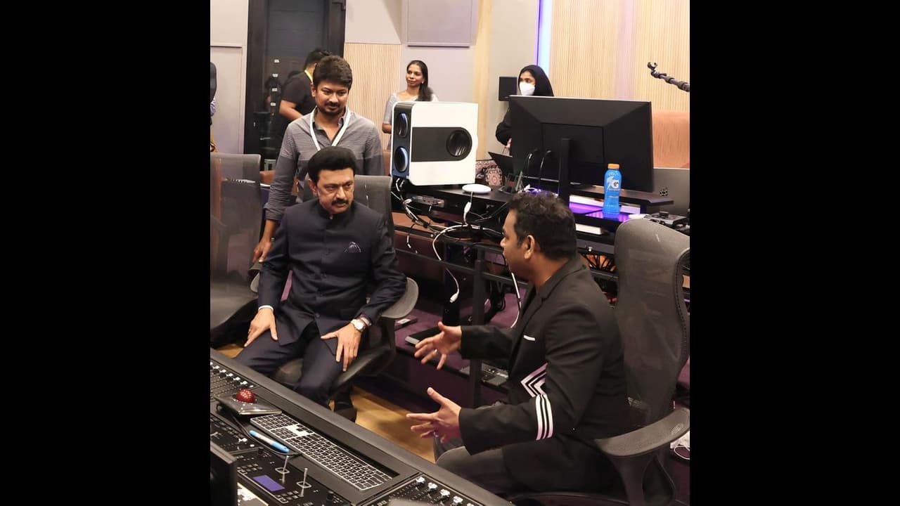 ஸ்டாலினுக்கு மட்டும் ஸ்பெஷல் எண்ட்ரி!! ஏ.ஆர் ரகுமான் ஸ்டூடியோவில் தமிழ்த்தாய் வாழ்த்து 2. 0..