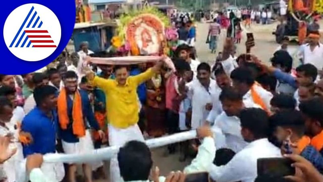 Chikkamagaluru: ಮಣೇವು ಕುಣಿತಕ್ಕೆ ಹೆಜ್ಜೆ ಹಾಕಿದ ವೈಎಸ್ವಿ ದತ್ತಾ! Chikkamagaluru: ಮಣೇವು ಕುಣಿತಕ್ಕೆ ಹೆಜ್ಜೆ ಹಾಕಿದ ವೈಎಸ್ವಿ ದತ್ತಾ!