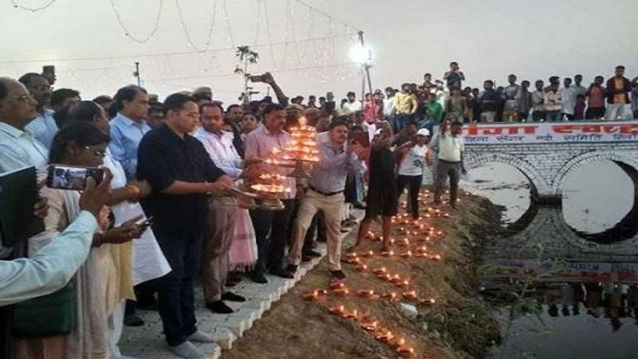 हाथरस की सेंगर नदी फिर हुई जगमग, आरती में शामिल हुए सभी आला अधिकारी हाथरस की सेंगर नदी फिर हुई जगमग, आरती में शामिल हुए सभी आला अधिकारी