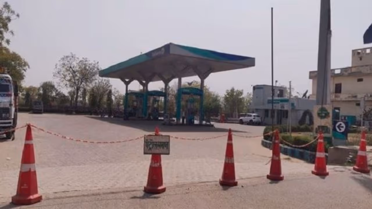 crudeoil prices:రష్యా ఉక్రెయిన్ మధ్య యుద్ధం.. రిలయన్స్ పెట్రోల్ పంపులు మళ్లీ మూతపడతాయా ? crudeoil prices:రష్యా ఉక్రెయిన్ మధ్య యుద్ధం.. రిలయన్స్ పెట్రోల్ పంపులు మళ్లీ మూతపడతాయా ?