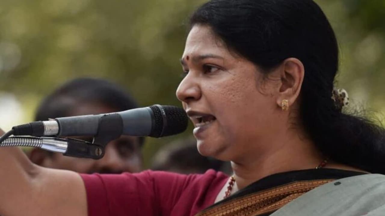 "ஆளுநர் உங்க சொந்த காரணத்தை தூக்கி ஓரம் வையுங்க ".. அண்ணன் 8 அடி பாய்ந்தால் 16 பாயும் தங்கை கனிமொழி. "ஆளுநர் உங்க சொந்த காரணத்தை தூக்கி ஓரம் வையுங்க ".. அண்ணன் 8 அடி பாய்ந்தால் 16 பாயும் தங்கை கனிமொழி.