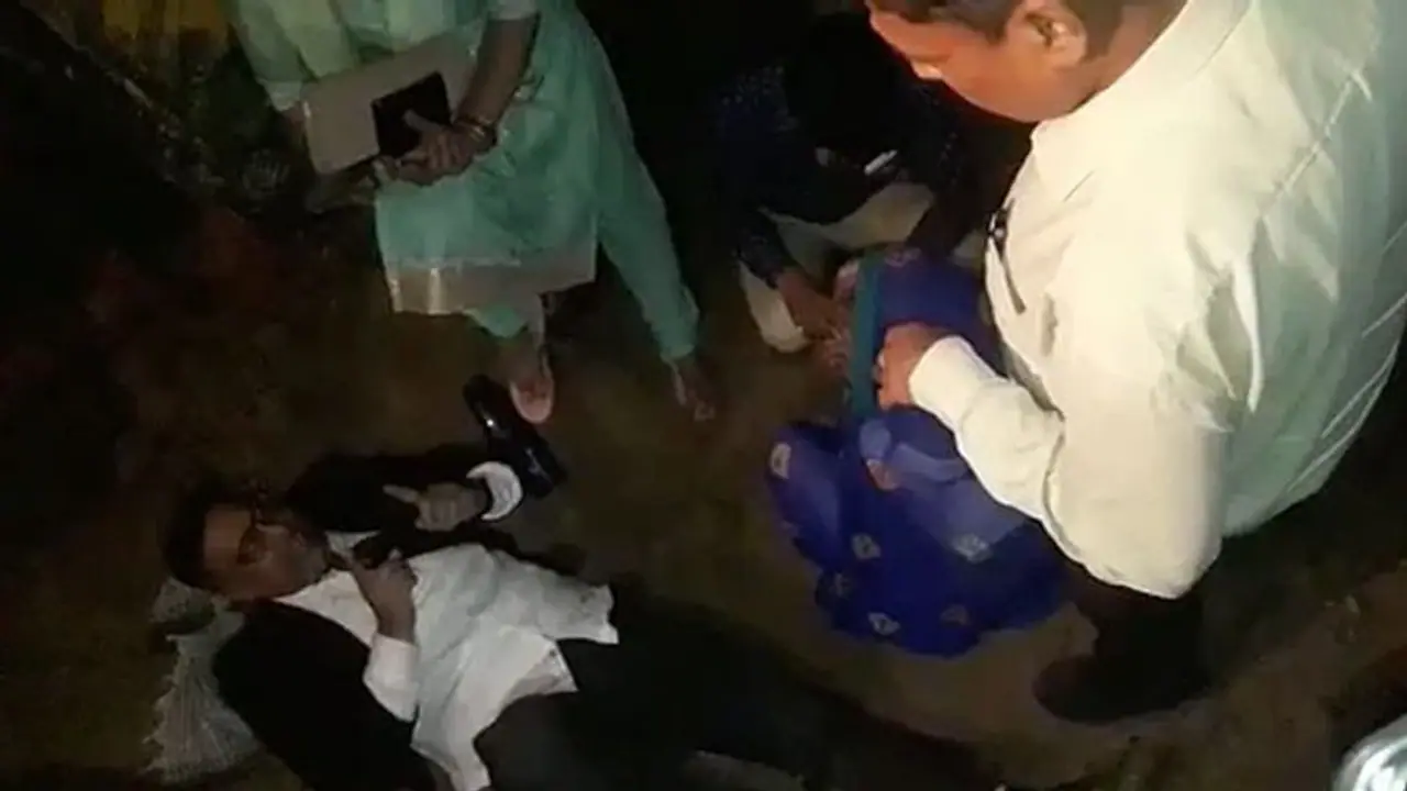 यूपी के सुल्तानपुर जिले में धरने पर जजः खुदाई के दौरान JCB के आगे रातभर जमीन पर लेटे रहे जज मनोज शुक्ला यूपी के सुल्तानपुर जिले में धरने पर जजः खुदाई के दौरान JCB के आगे रातभर जमीन पर लेटे रहे जज मनोज शुक्ला