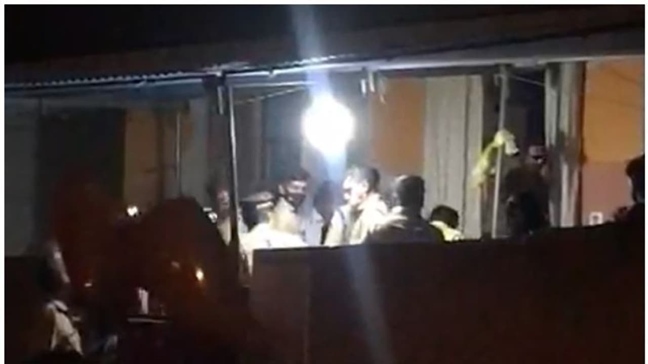 Police Atrocity: മരണം നടന്ന വീട്ടില് പൊലീസ് അതിക്രമം; നടപടി ആവശ്യപ്പെട്ട് വീട്ടുകാര് Police Atrocity: മരണം നടന്ന വീട്ടില് പൊലീസ് അതിക്രമം; നടപടി ആവശ്യപ്പെട്ട് വീട്ടുകാര്