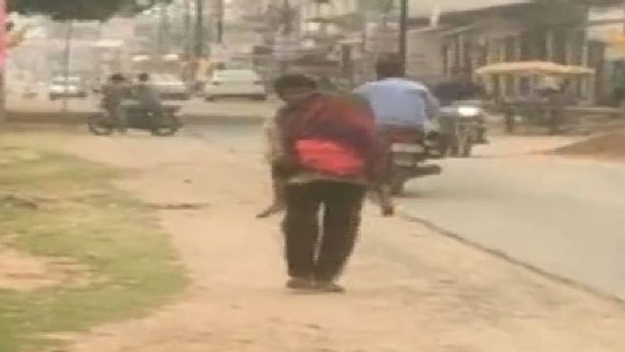 മകളുടെ മൃതദേഹവും ചുമന്ന് പിതാവ് നടന്നത് 10 കിലോമീറ്റർ, അന്വേഷണത്തിന് ഉത്തരവിട്ട് ആരോഗ്യമന്ത്രി മകളുടെ മൃതദേഹവും ചുമന്ന് പിതാവ് നടന്നത് 10 കിലോമീറ്റർ, അന്വേഷണത്തിന് ഉത്തരവിട്ട് ആരോഗ്യമന്ത്രി