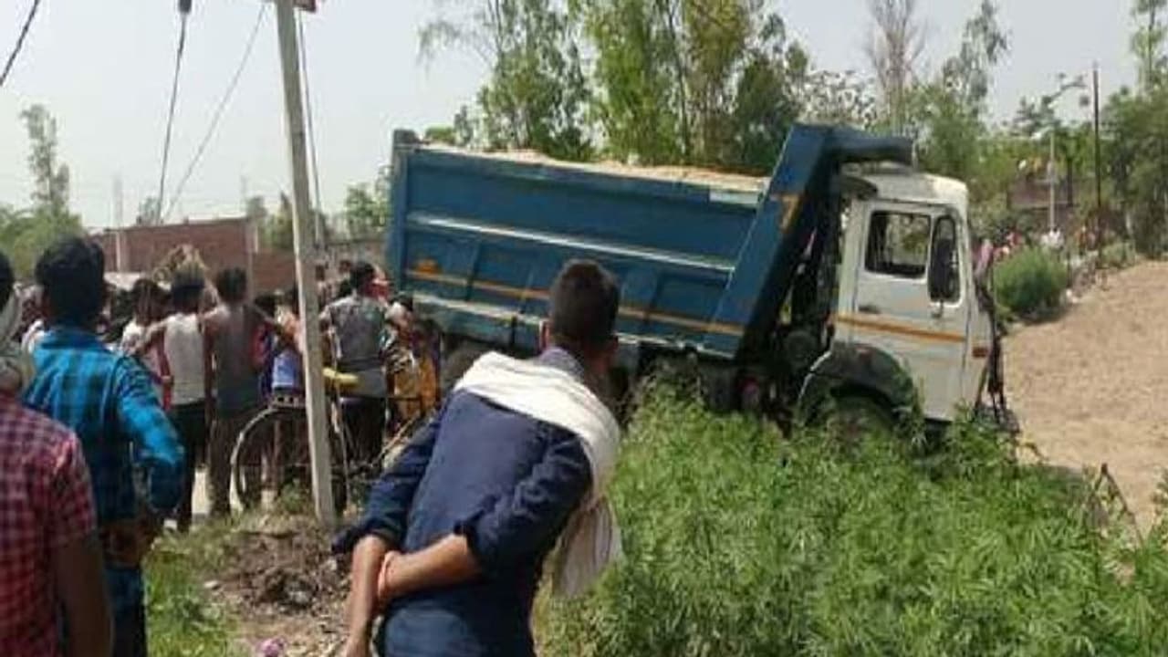 बाराबंकी में हादसाः दुकान में जा घुसा तेज रफ्तार अनियंत्रित डंपर, एक की मौत बाराबंकी में हादसाः दुकान में जा घुसा तेज रफ्तार अनियंत्रित डंपर, एक की मौत