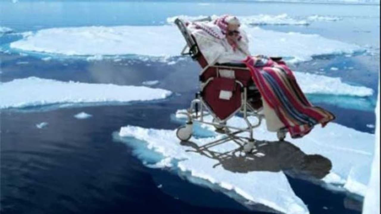 ऐसा भी अंतिम संस्कार! घर का बुजुर्ग मरने के करीब हो तो उसे तैरते बर्फ के टुकड़े पर लिटाकर छोड़ देते हैं ऐसा भी अंतिम संस्कार! घर का बुजुर्ग मरने के करीब हो तो उसे तैरते बर्फ के टुकड़े पर लिटाकर छोड़ देते हैं