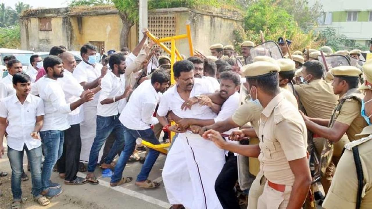 வெள்ளலூர் மறைமுக தேர்தலின் போது மோதல்... அதிமுகவினர் 9 பேர் அதிரடி கைது!! வெள்ளலூர் மறைமுக தேர்தலின் போது மோதல்... அதிமுகவினர் 9 பேர் அதிரடி கைது!!