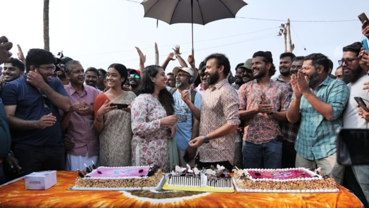 Kunchacko Boban : സിനിമയിലെ 25 വര്ഷങ്ങള്; ലൊക്കേഷനില് ഭാര്യയ്ക്കൊപ്പം കേക്ക് മുറിച്ച് ചാക്കോച്ചന് Kunchacko Boban : സിനിമയിലെ 25 വര്ഷങ്ങള്; ലൊക്കേഷനില് ഭാര്യയ്ക്കൊപ്പം കേക്ക് മുറിച്ച് ചാക്കോച്ചന്