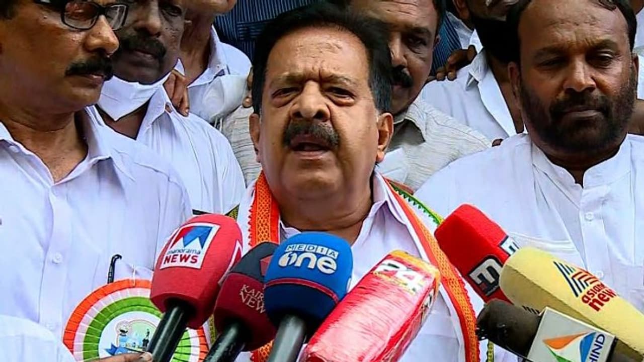 'ഉന്നത നേതൃത്വത്തിന്റെ അറിവില്ലാതെ എസ്എഫ് ഐ അഴിഞ്ഞാടില്ല, രാഹുലിനെ വേട്ടയാടാന് ശ്രമം': ചെന്നിത്തല 'ഉന്നത നേതൃത്വത്തിന്റെ അറിവില്ലാതെ എസ്എഫ് ഐ അഴിഞ്ഞാടില്ല, രാഹുലിനെ വേട്ടയാടാന് ശ്രമം': ചെന്നിത്തല