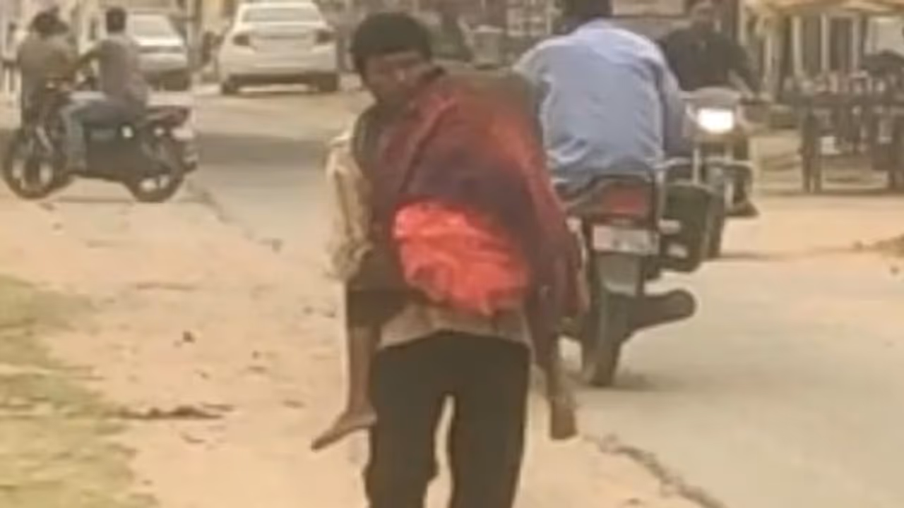 बेटी का शव कंधे पर लटकाए 10 KM पैदल चला बेबस पिता, छत्तसीगढ़ के मंत्री T. S. Singh Deo बोले मन विचलित हो गया बेटी का शव कंधे पर लटकाए 10 KM पैदल चला बेबस पिता, छत्तसीगढ़ के मंत्री T. S. Singh Deo बोले मन विचलित हो गया